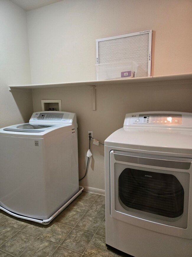 Building Photo - Mountain Edge