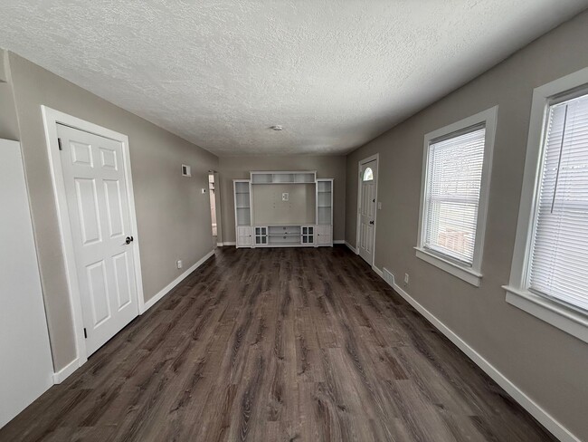 Building Photo - 3 Bedroom Home