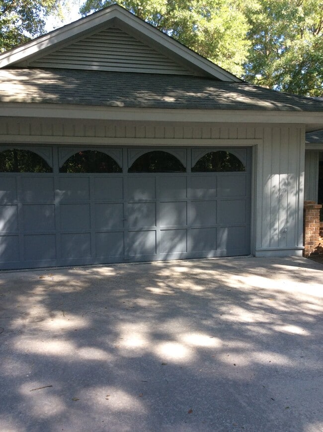 Building Photo - Hilton Head Plantation Ranch Style Home With Lagoon View!