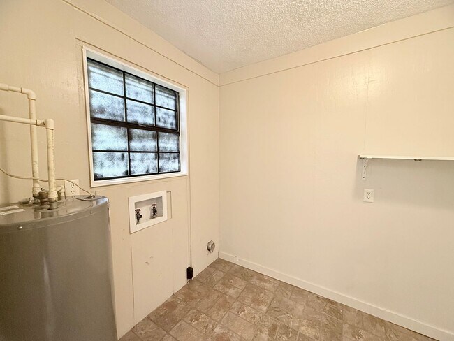 Building Photo - Charming 3-Bedroom - Pace