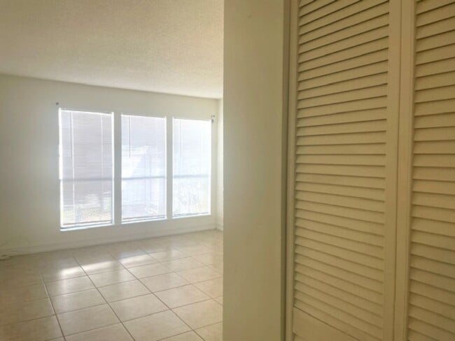Building Photo - Spacious 3BR/2BA Condo Near Siesta Key Beach – Amenities Included!
