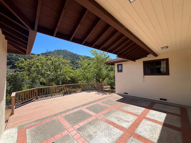 Building Photo - Spacious Home with views of the Irish Hill...