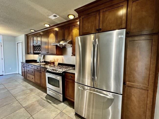 Building Photo - Available 08-08-25 in Cedar Crossing! A Pe...