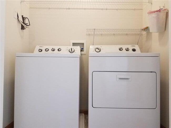 Building Photo - 11810 Emery Village Dr N