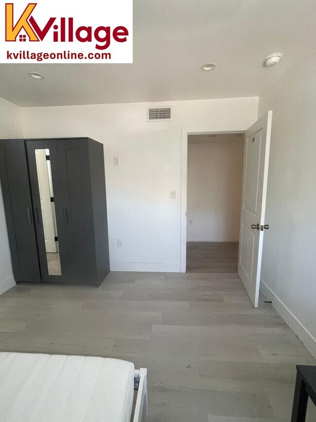 Building Photo - Affordable Bedroom and Bathroom near USC