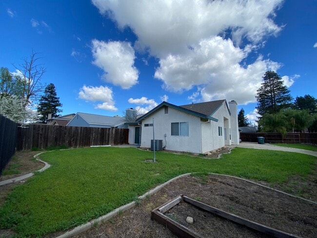 Building Photo - Gorgeous Corner Lot with Large Backyard