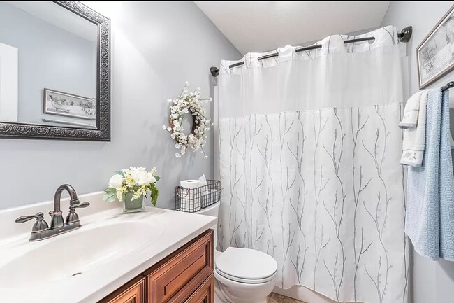 Building Photo - HELLO Georgeous 3 bdrm, 2 bath Single Fami...