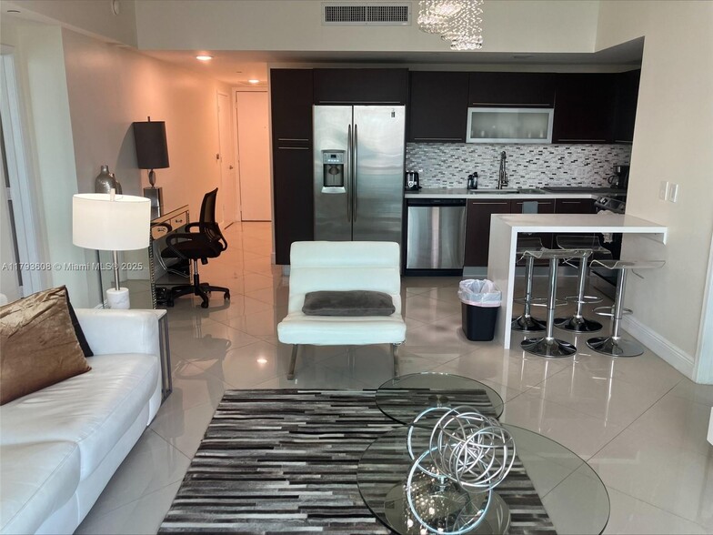 Building Photo - 950 Brickell Bay Dr