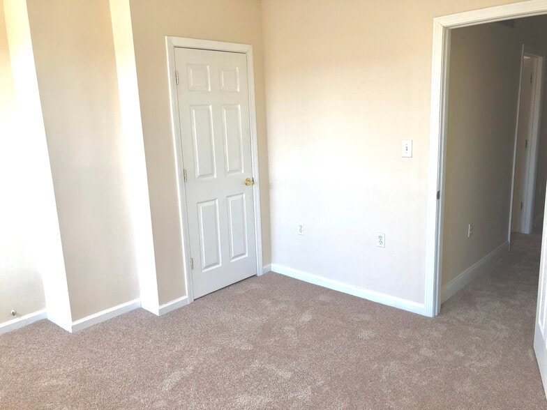 Bedroom 2b - 2331 E Harold St