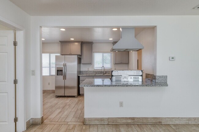 Building Photo - 10196 S Highland Ave