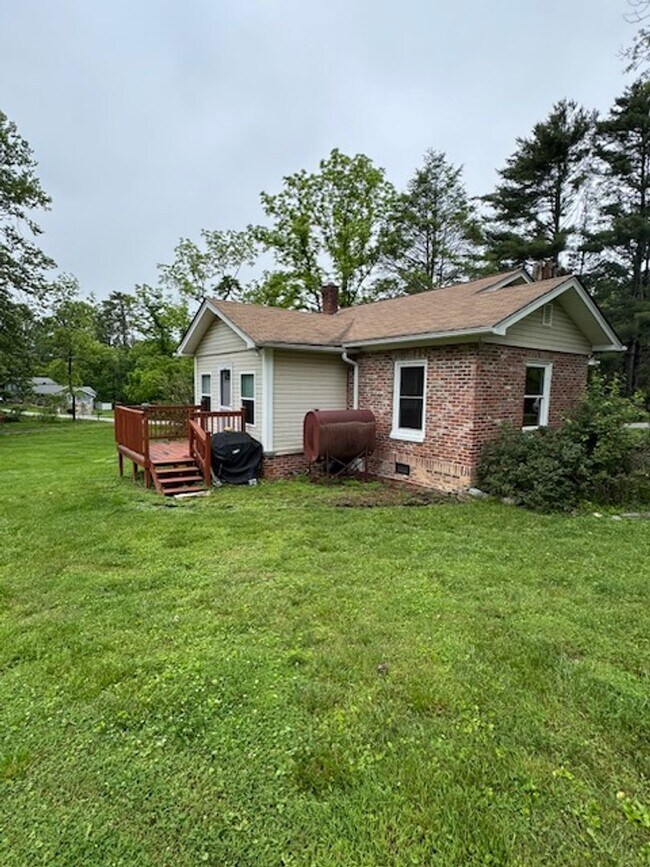 Building Photo - Beautiful 3 Bed / 1 Bath, Large rolling yard