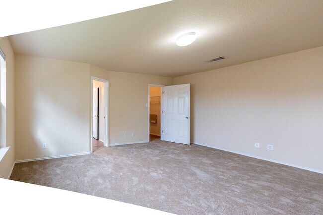 Building Photo - 2476 Medina Dr