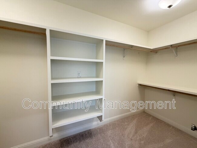 Building Photo - 3696 Waterbury Ave