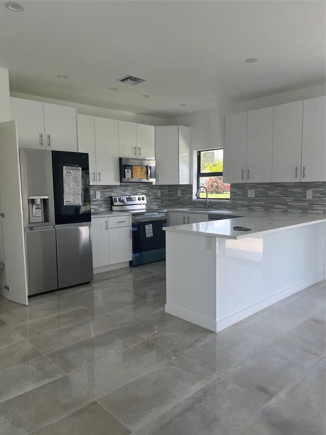 Building Photo - 2877 SE 1st Ct