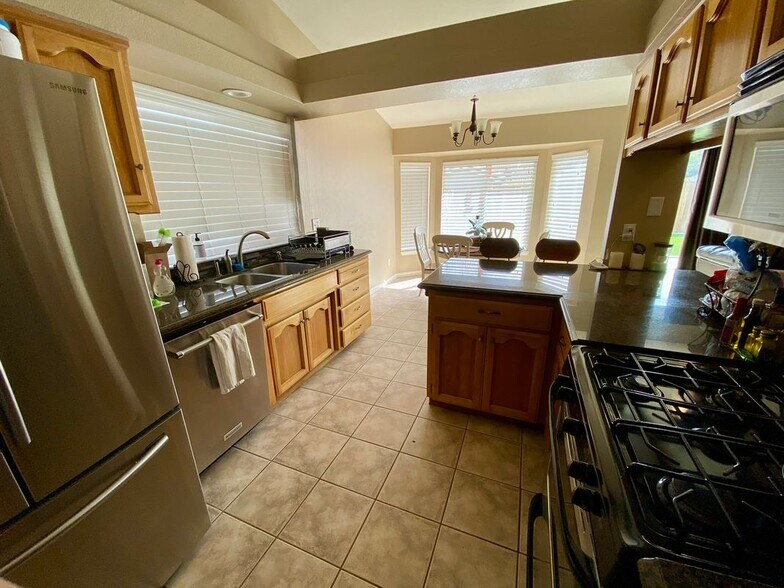Building Photo - 51495 White Oak Dr