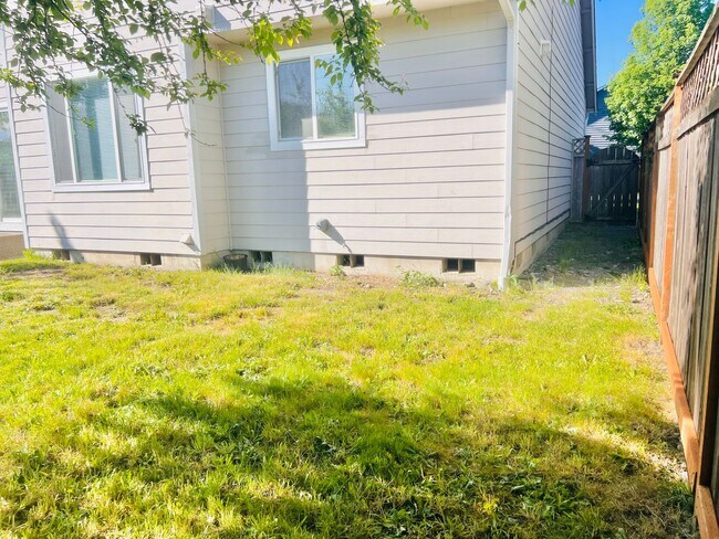 Building Photo - Enormous 4 Bed 2.5Bath + Bonus Room Great Lacey Neighborhood