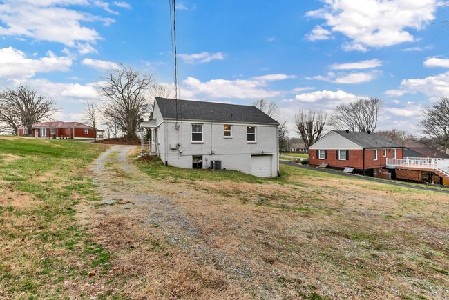 Building Photo - Conveniently Located off Memorial Dr! Lovely 2 Bed 1 Bath Home!