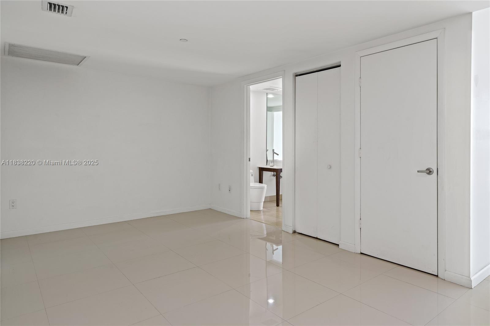 Building Photo - 495 Brickell Ave