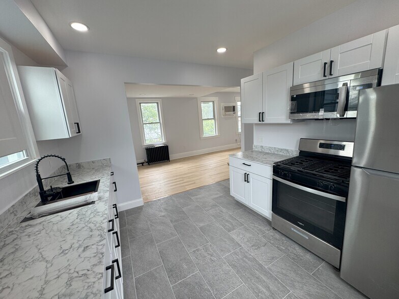 Building Photo - 273 Maple Ave