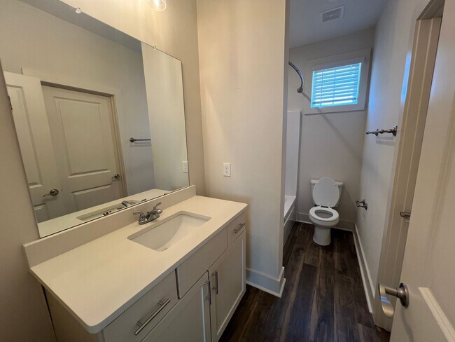 Building Photo - 547 N Ross St