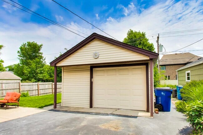 Building Photo - 679 Spring Rd