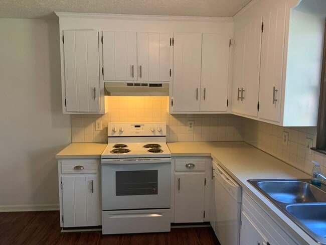 Building Photo - 316 Mary Ann Dr