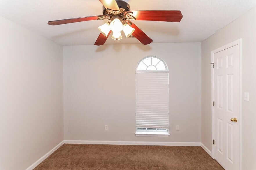 Building Photo - 7875 Sarah Ann Dr S