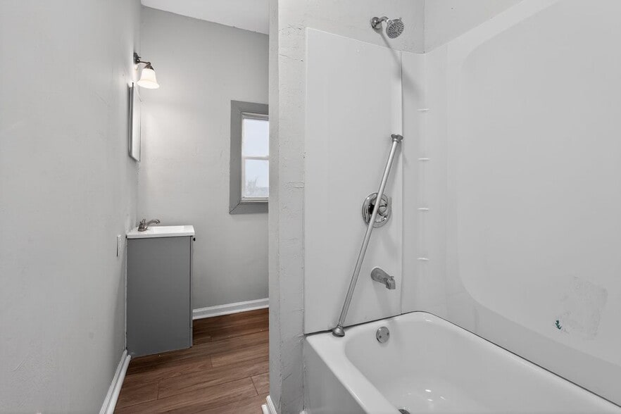 Building Photo - 553 Norman St