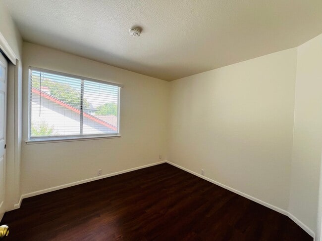Building Photo - Spacious and Sparkling with New Paint 3 be...