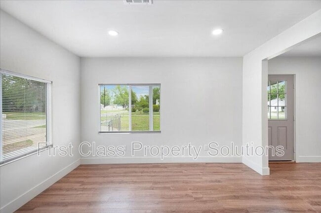 Building Photo - 825 W Colorado Ave