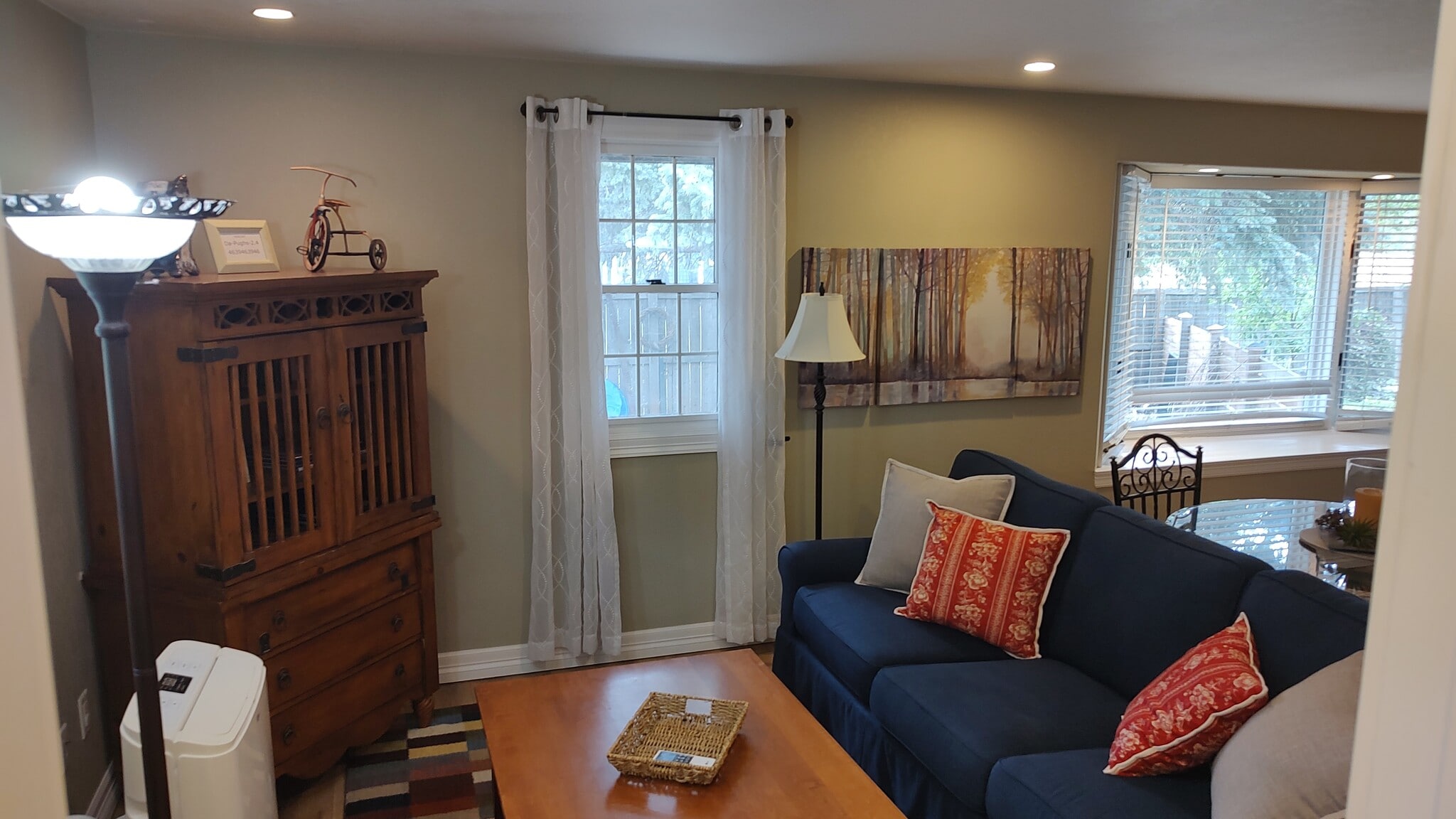 separate seating area - 2900 Valley Oak Dr