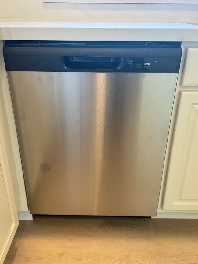 Building Photo - VAILABLE NOW! G O R G E O U S Single Story 3 Bed 2 Bath with Pool