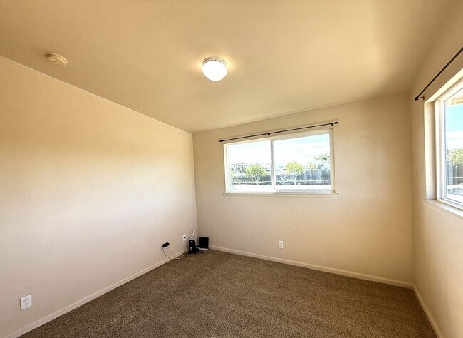 Building Photo - Ewa Beach- 8 bedrooms/4 baths/Carport/Spac...