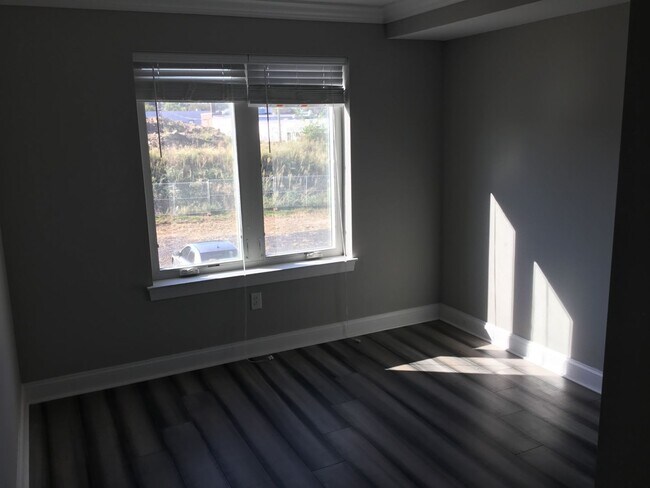 Building Photo - Spacious 2 Bed & 2 Bath Now Available in E...