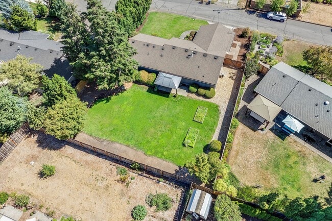 Building Photo - Live in One of Lake Oswego's Most Convenie...