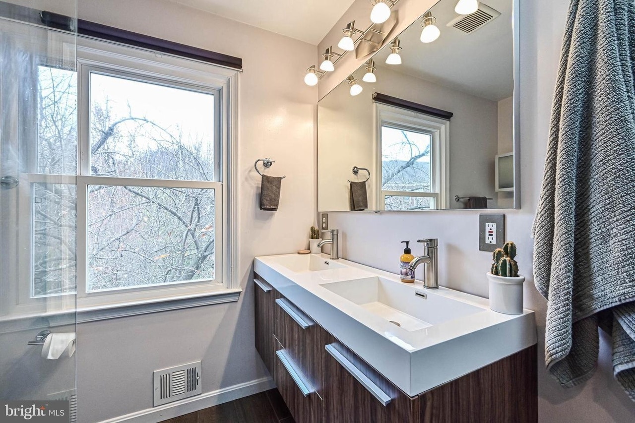 Primary Bathroom #1 w/ double vanity - 3814 Usher Ct