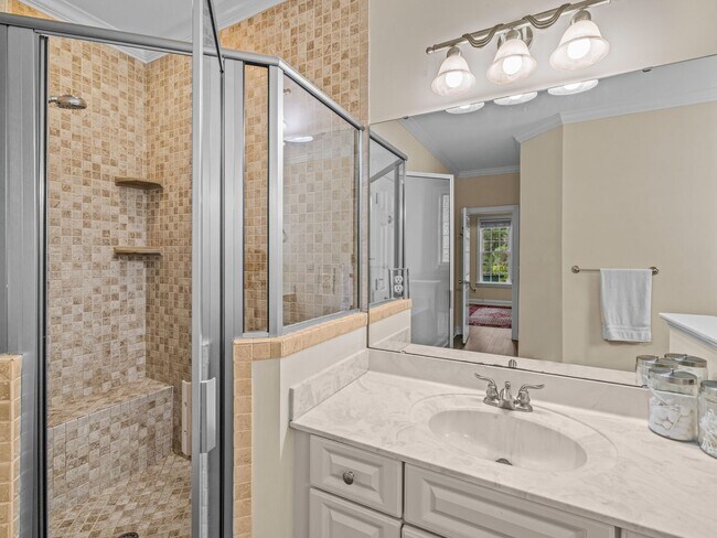 Building Photo - Beauty by the Water!