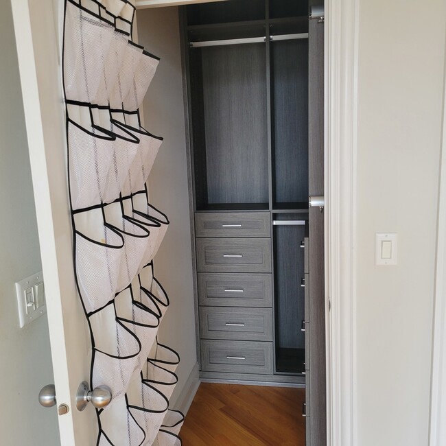 Building Photo - 2022 N Wood St