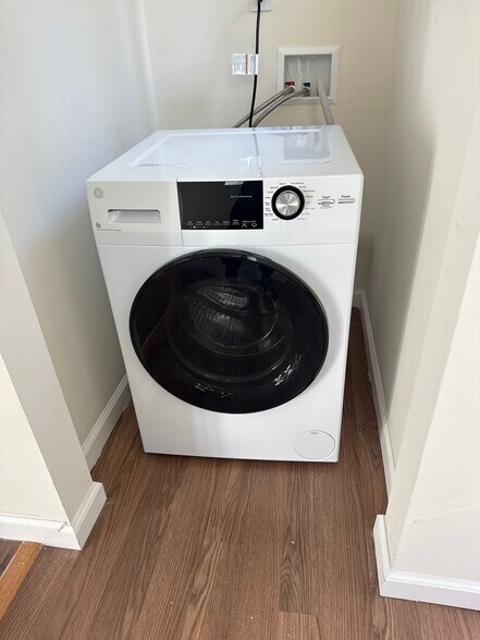 Building Photo - 762 1/2 N Ridgewood Pl