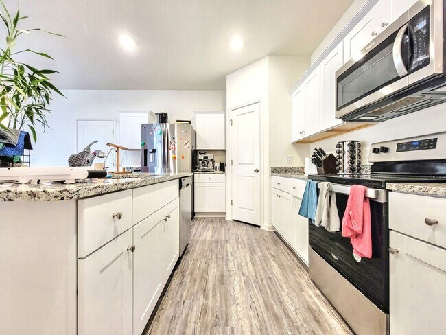 Building Photo - Beautiful 5 BR / 3 BA Home for Rent in Pfl...