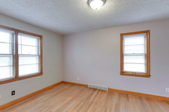 Building Photo - Maple Street