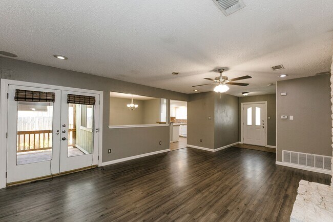 Building Photo - Marvelous in Milwood!