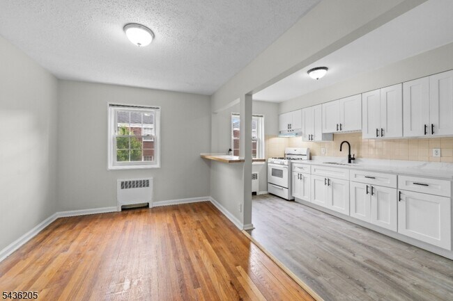Building Photo - 4B Colfax Manor