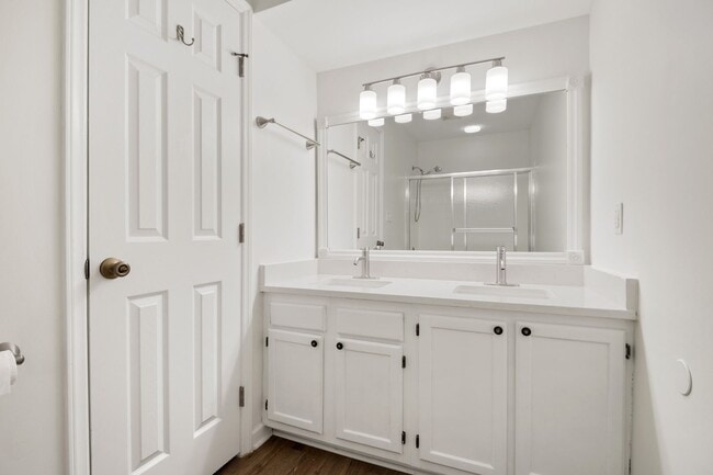 Building Photo - Nice 1 bedroom 2nd floor condo in SW Durham!