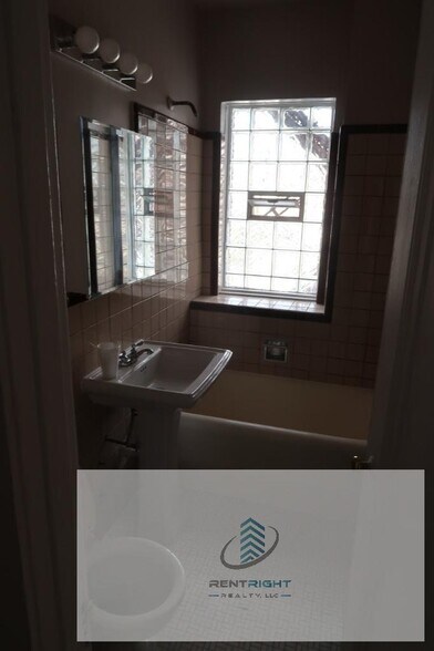 Building Photo - 426 W Briar Pl
