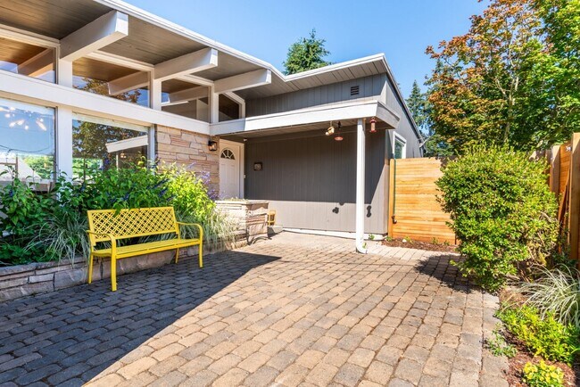 Building Photo - 4bd/1.75ba Shoreline Home