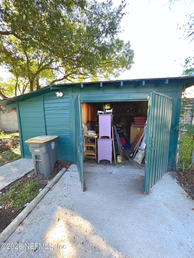 Building Photo - 226 E 15th St