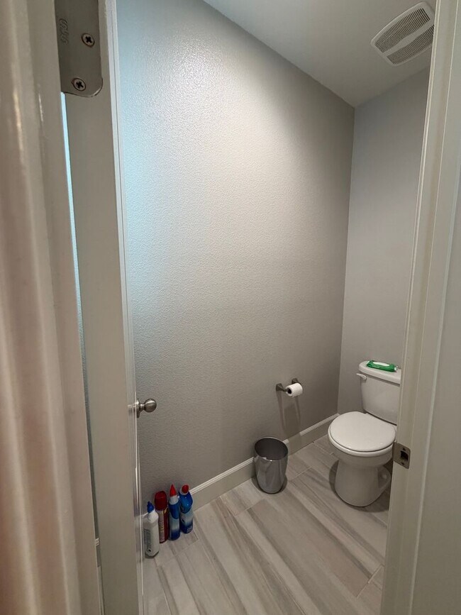 Building Photo - Beautiful Upgraded 4 Bed 3 Bath home in San Ramon Gale Ranch
