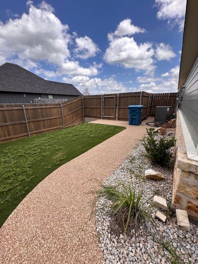 Building Photo - Beautiful home in Lorena ISD