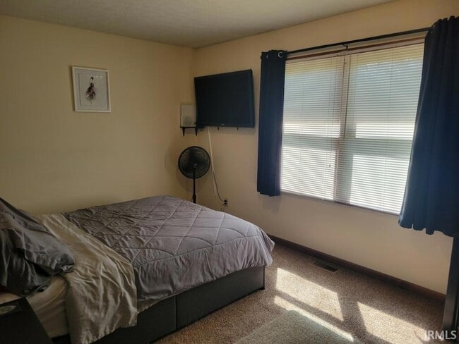 Building Photo - 613 Pines Ln